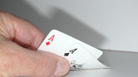 The Online Poker Game Advantage